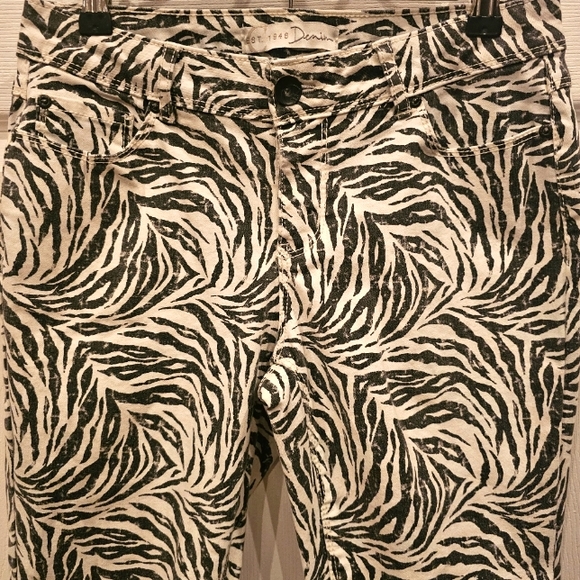 Zebra Print Skinny Cropped Pants - Picture 3 of 5